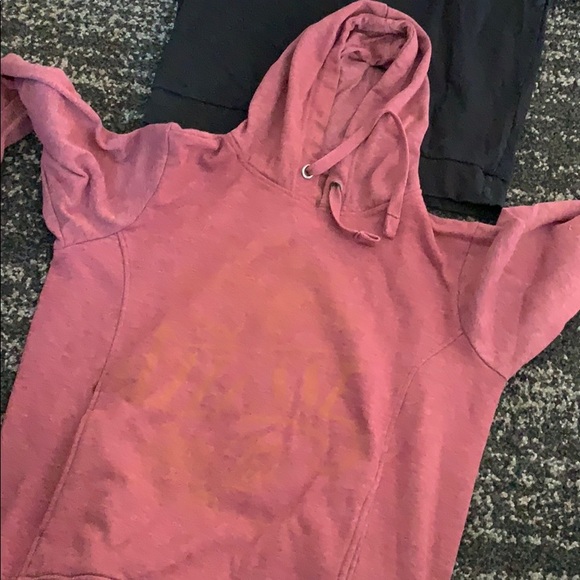 2 sweaters - Picture 2 of 3